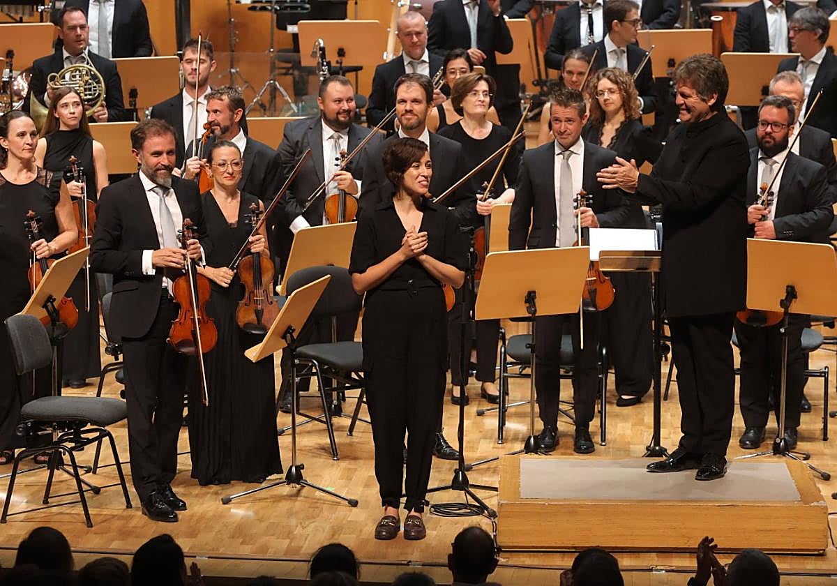 Alicia Morote, compositora, anoche, emocionada tras el estreno en Murcia de 'Sigh' en el concierto dirigido por Manuel Hernández-Silva.