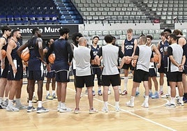 'Staff' técnico, primera plantilla y canteranos, en un entrenamiento de la presente pretemporada en el Palacio de los Deportes.