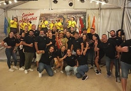 Miembros de la peña Los Gitanos de Sucina, con el Peñero del Año, Juan Fernández Muñoz.
