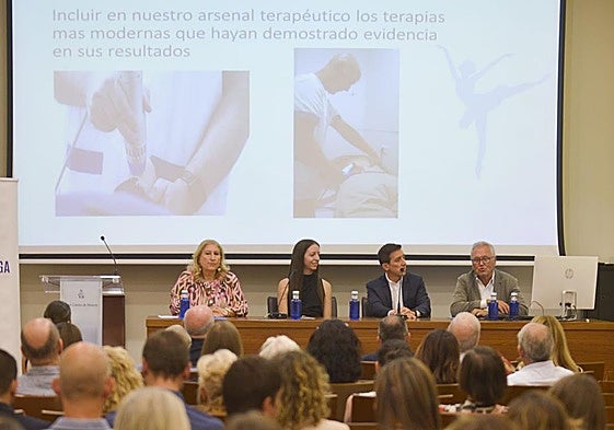 Mesa redonda presidida por el doctor Juan Antonio Olmo, que contó con la participación de la doctora Castellejos, el doctor García Paños y la catedrática de Danza España, Carmen Rubio.