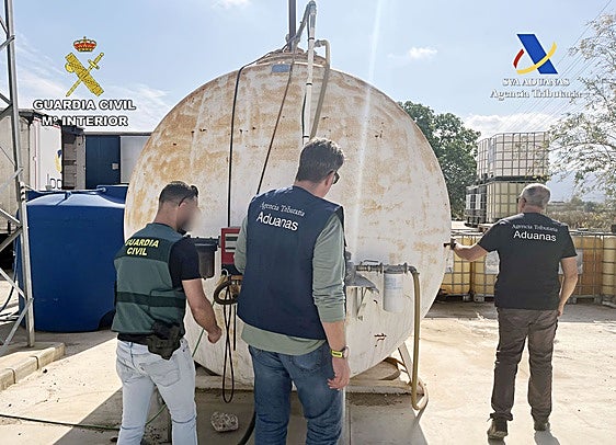 Agentes de la Guardia Civil y del Servicio de Vigilancia Aduanera en una de las estaciones investigadas.