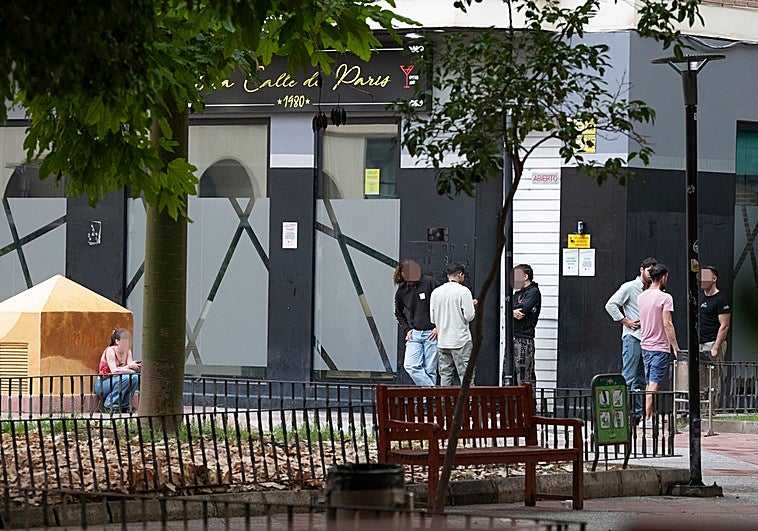 Clientes a primera hora de la mañana de un viernes en la plaza Puerta Nueva, a las puertas del local 'Una calle de París'.