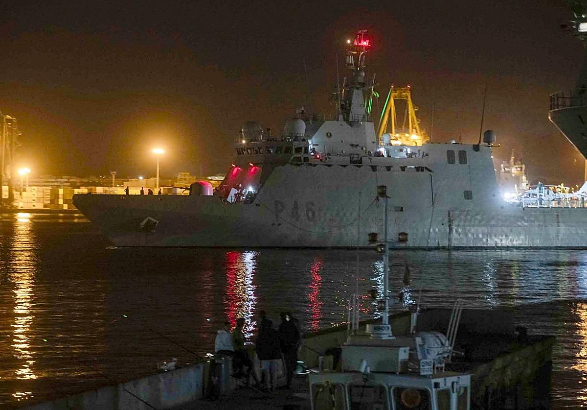 El buque de la Armada 'Furor' zarpa durante la madrugada de este viernes.