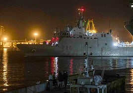El buque de la Armada 'Furor' zarpa durante la madrugada de este viernes.