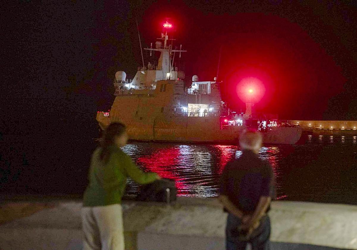 El &#039;Furor&#039; zarpa en Cartagena durante la madrugada, en imágenes