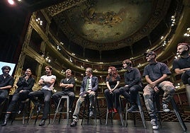 Los artistas que participan en la canción, en la presentación del videoclip.