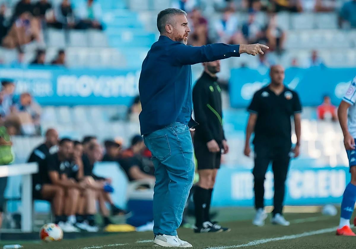 Javi Rey ordena a su equipo en el partido contra el Sabadell