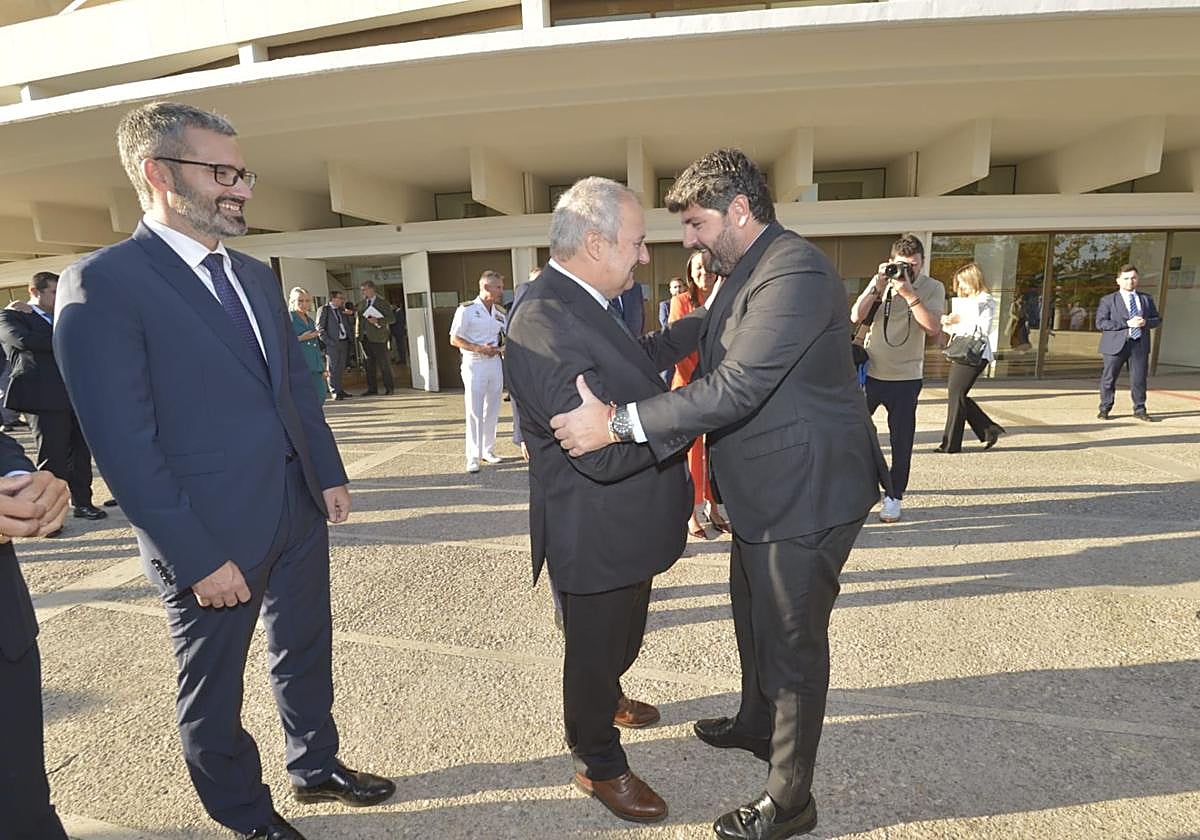 Saludo entre el ministro Jordi Hereu y Fernando López Miras en presencia de Francisco Lucas.