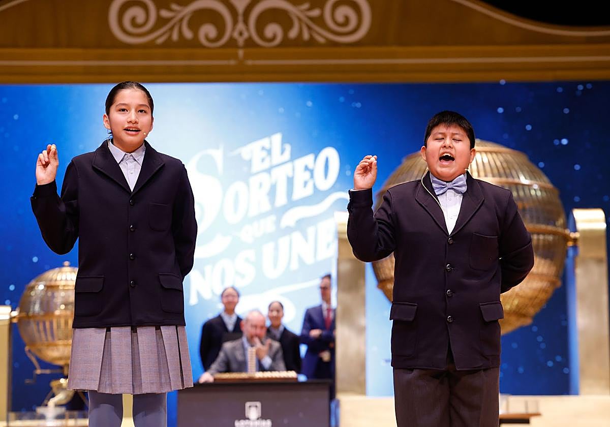 Dos niños de San Ildefonso cantan el premio Gordo de la Lotería de Navidad del año pasado.