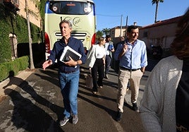 Alberto Núñez Feijóo, Alfonso Fernández Mañueco, seguidos por Fernando López Miras, en la mañana de este sábado, a su llegada al Palacete La Seda.