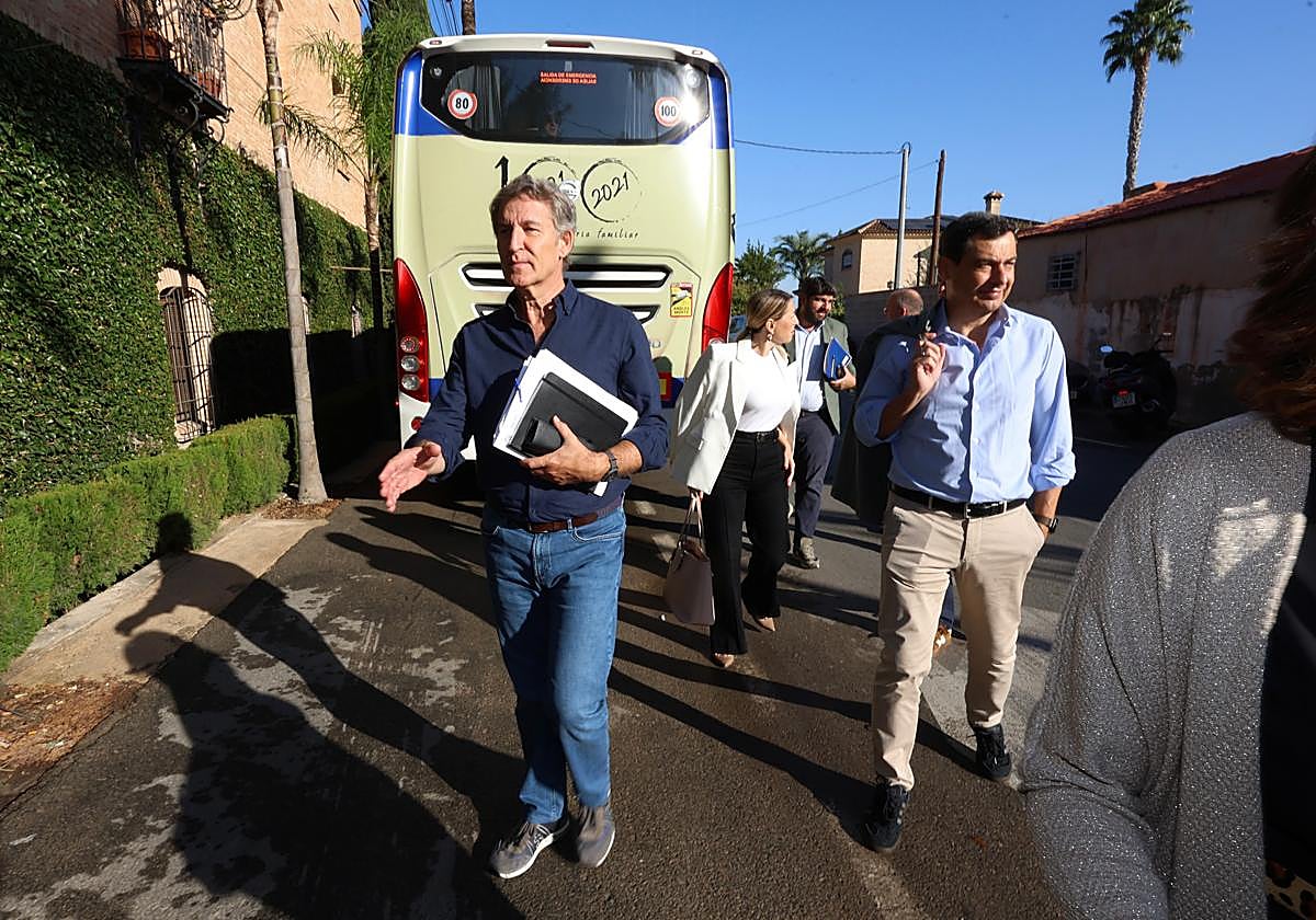 Alberto Núñez Feijóo, Alfonso Fernández Mañueco, seguidos por Fernando López Miras, en la mañana de este sábado, a su llegada al Palacete La Seda.