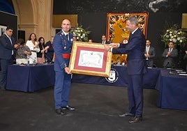 Pascual Soria, ayer con el título de hijo predilecto junto al alcalde, José Francisco García.