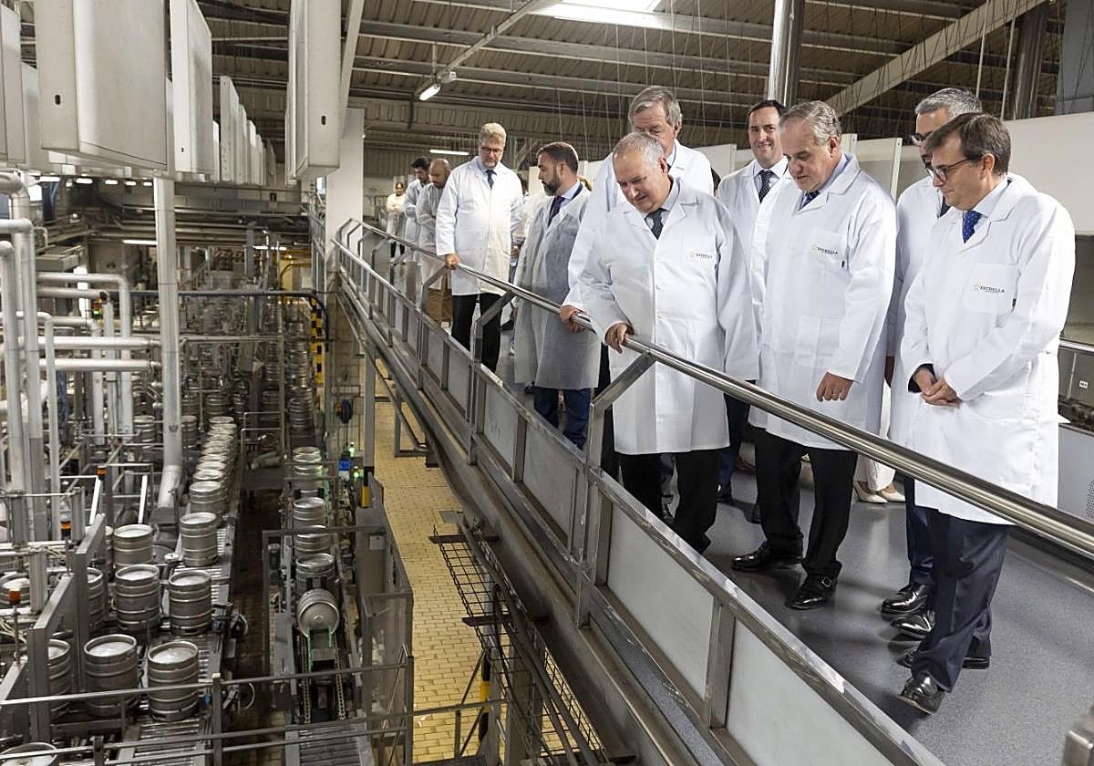 El ministro de Industria (c), durante su visita a la fábrica de Estrella de Levante, este viernes, en Murcia.