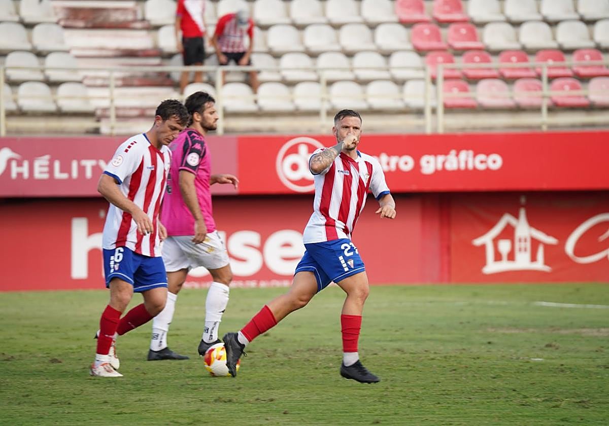 Juanma García, jugador del Algeciras, celebra un gol de penalti la semana pasada en la derrota en casa ante el Sabadell.