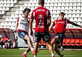 Andrés y Sarabia, bajo la mirada de Alberto, en un lance de un entrenamiento del Real Murcia.