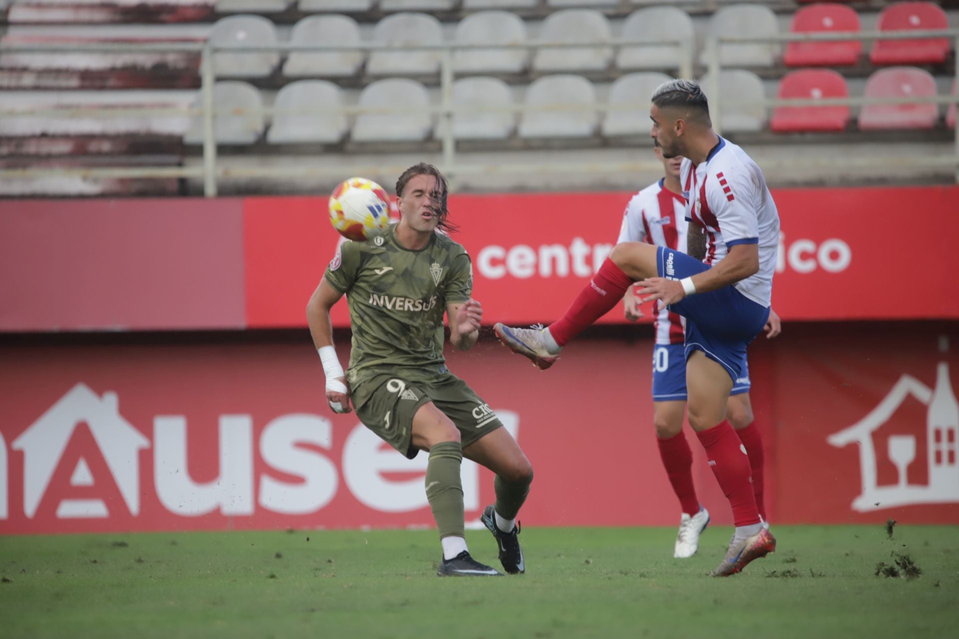 El Real Murcia pierde y vuelve a dejar una imagen paupérrima, en imágenes