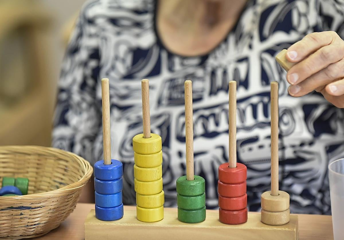 Imagen de archivo de una persona dependiente en un Centro de Día.