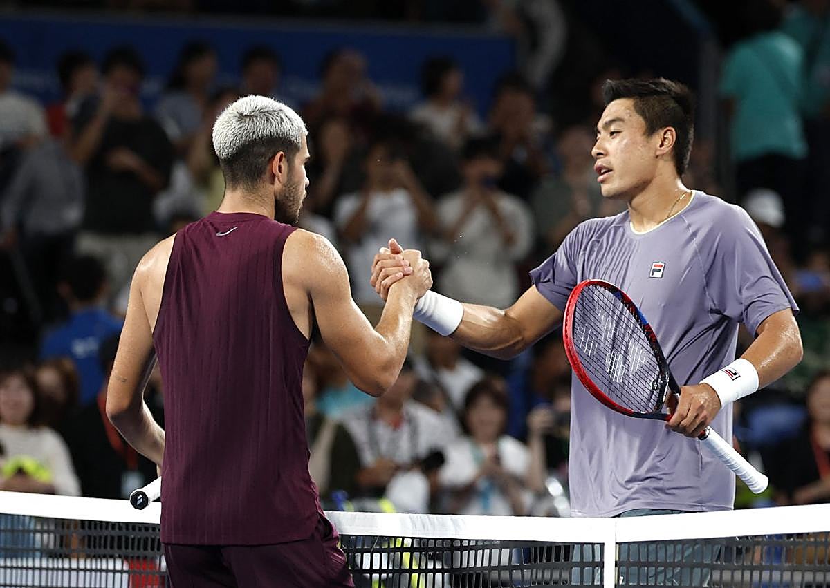 Imagen secundaria 1 - Alcaraz, con martillo y pincel, a semifinales de Tokio