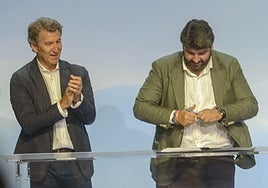 Fernando López Miras firma la Declaración de la Región de Murcia, este domingo, en el Teatro Circo de Murcia.