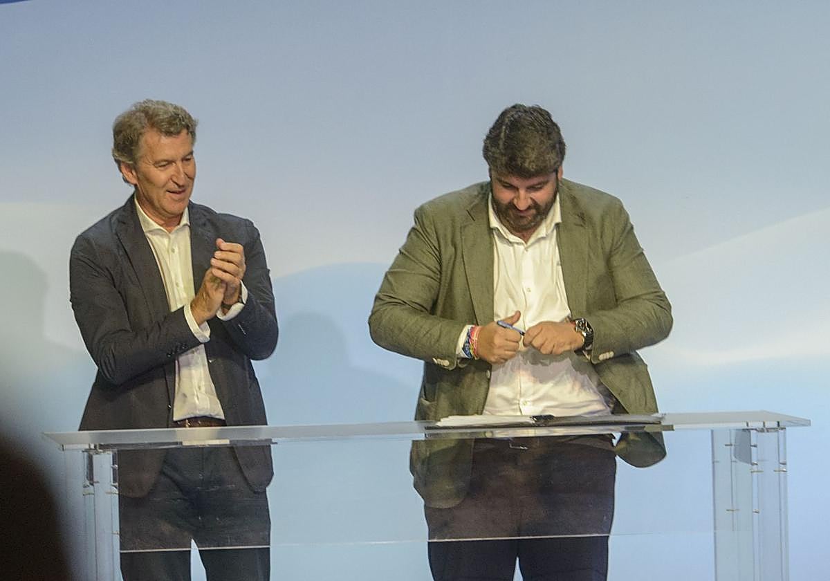 Fernando López Miras firma la Declaración de la Región de Murcia, este domingo, en el Teatro Circo de Murcia.