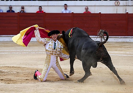 Trigueros reciben a portagayola a 'Lustroso', toro de la alternativa, cuyo pitón pasó rozando la yugular.