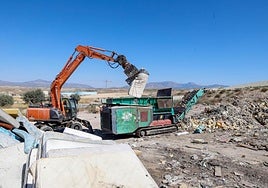 Proceso de trituración de los colchones viejos depositados en el Centro de Gestión de Residuos.