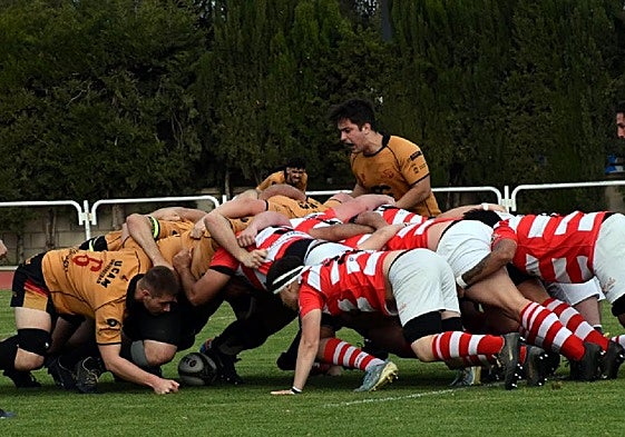 Miembros del XV Rugby Murcia forcejean en una melé durante un partido del curso pasado en Monte Romero.
