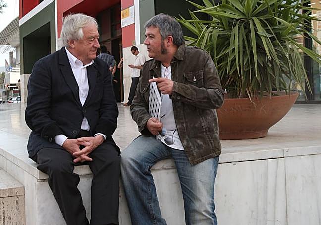 Oficio de entrevistador. Antonio Arco en la Biblioteca Regional en 2008 con el escritor y viajero holandés Cees Nooteboom.