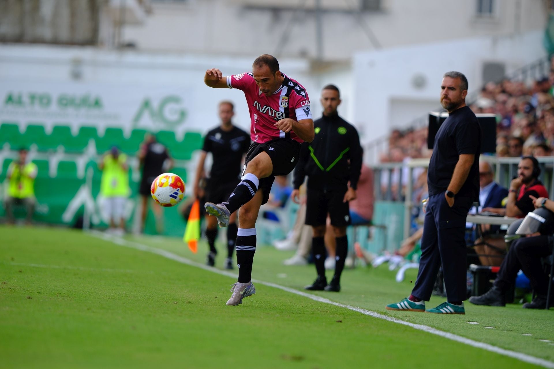 El FC Cartagena sufre un duro castigo en Sanlúcar, en imágenes