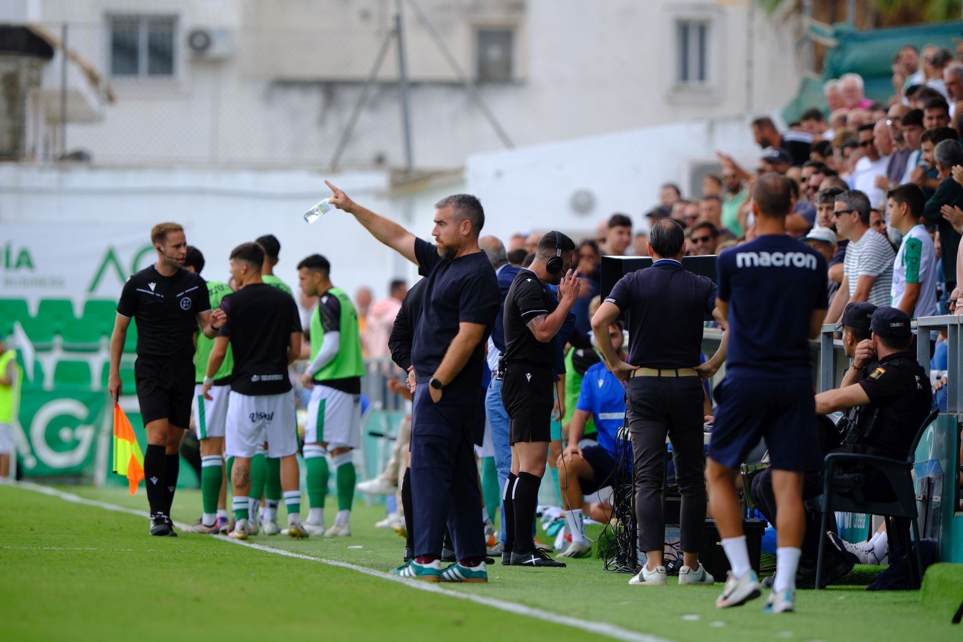 El FC Cartagena sufre un duro castigo en Sanlúcar, en imágenes