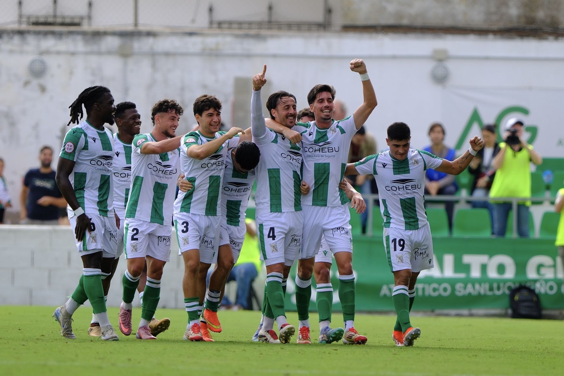 El FC Cartagena sufre un duro castigo en Sanlúcar, en imágenes