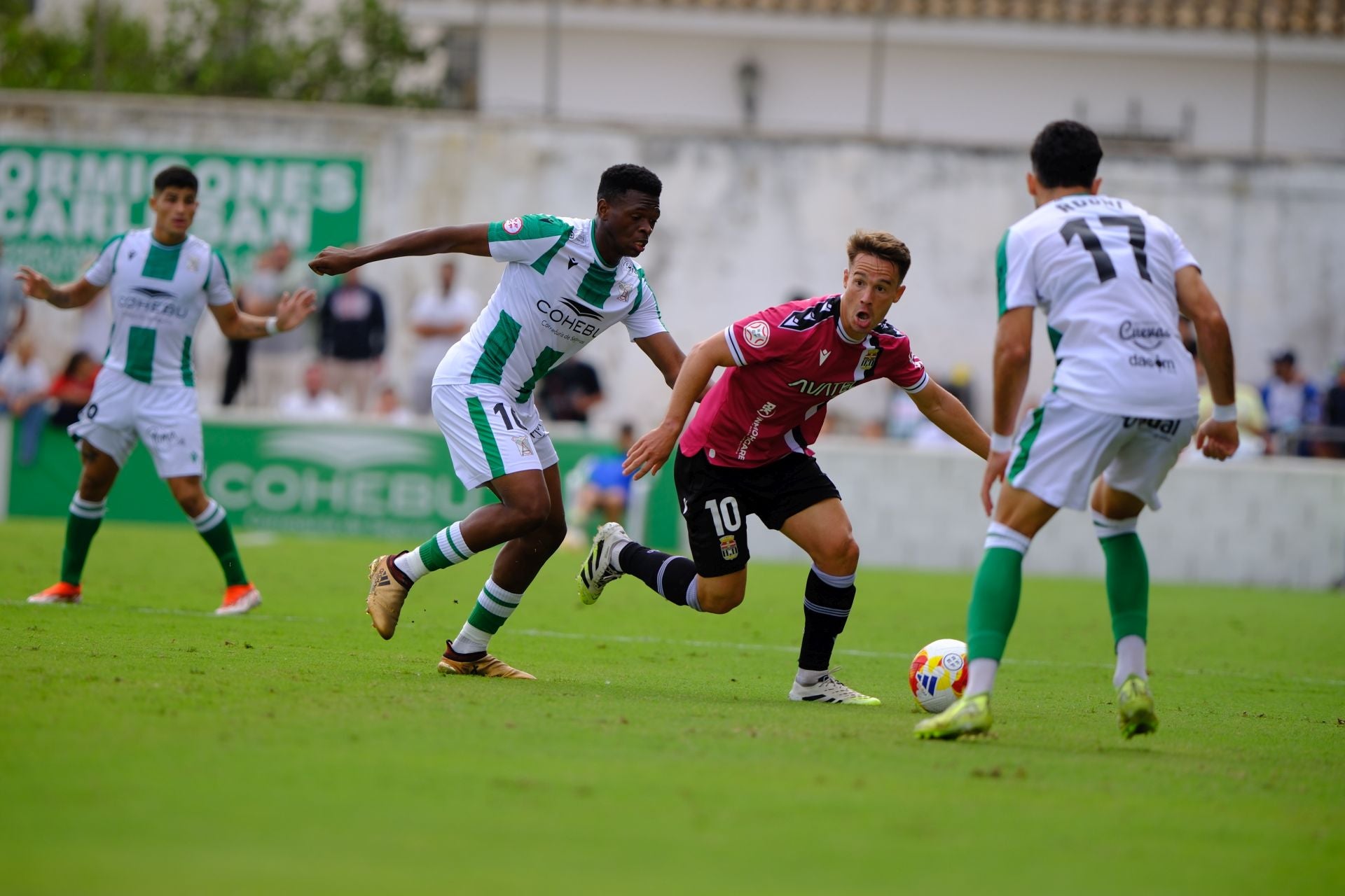 El FC Cartagena sufre un duro castigo en Sanlúcar, en imágenes