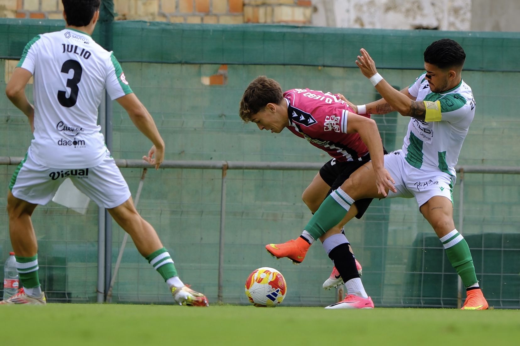 El FC Cartagena sufre un duro castigo en Sanlúcar, en imágenes