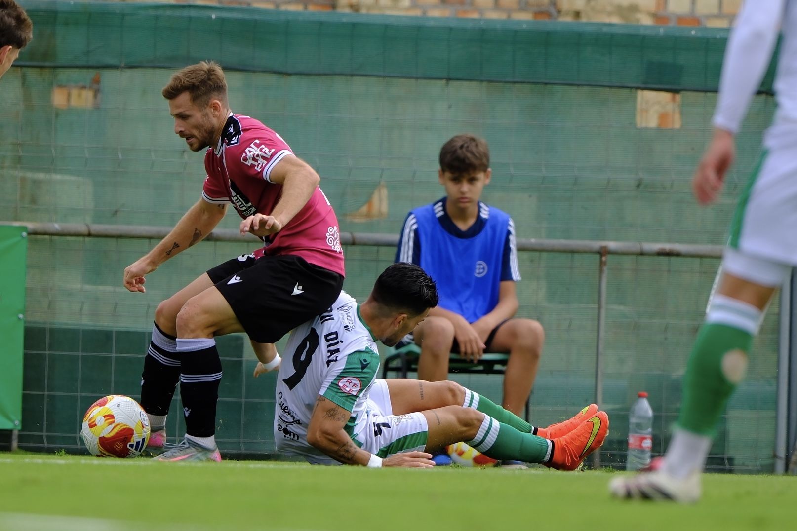 El FC Cartagena sufre un duro castigo en Sanlúcar, en imágenes