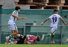 Diego Gómez, en el suelo después de perder la pelota