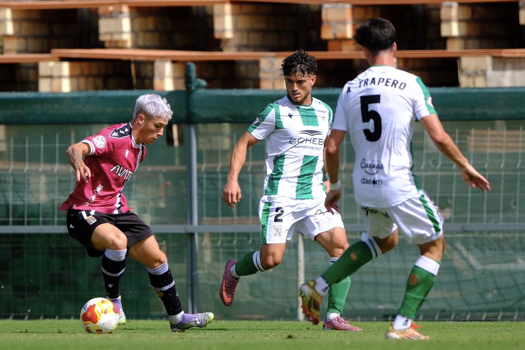 El FC Cartagena sufre un duro castigo en Sanlúcar, en imágenes
