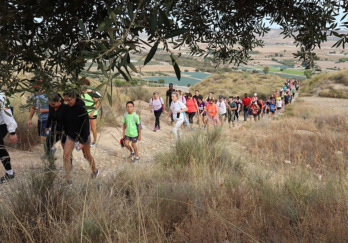 Personas andando por el sendero.