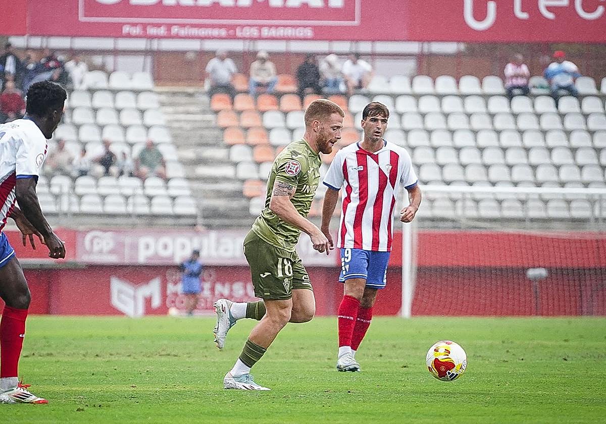 David Vicente conduce el balón.
