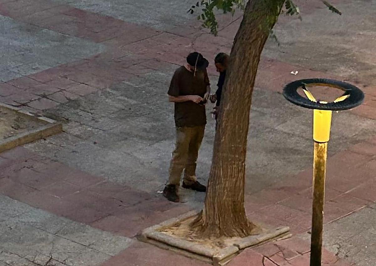 Imagen secundaria 1 - Los residentes denuncian consumo de drogas a plena luz del día.