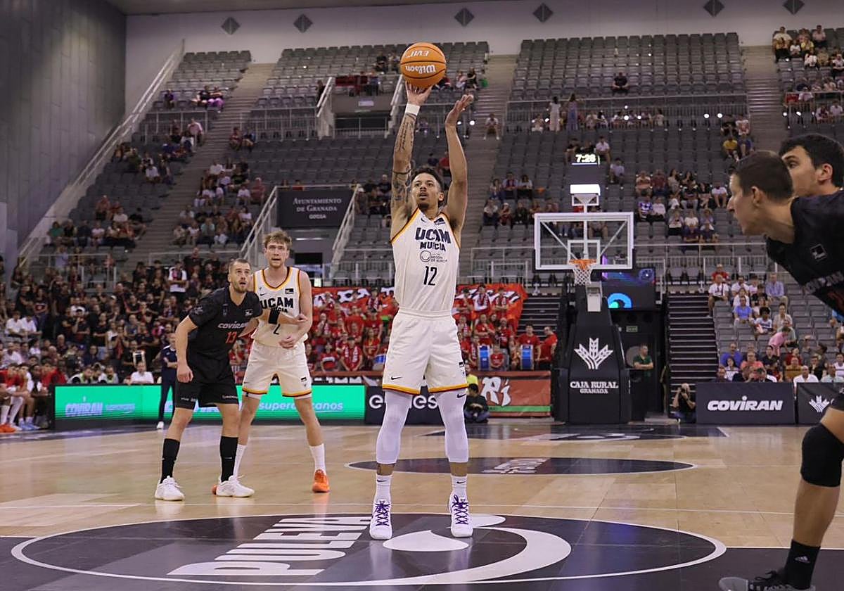 Jonah Radebaugh lanzando un tiro libre.