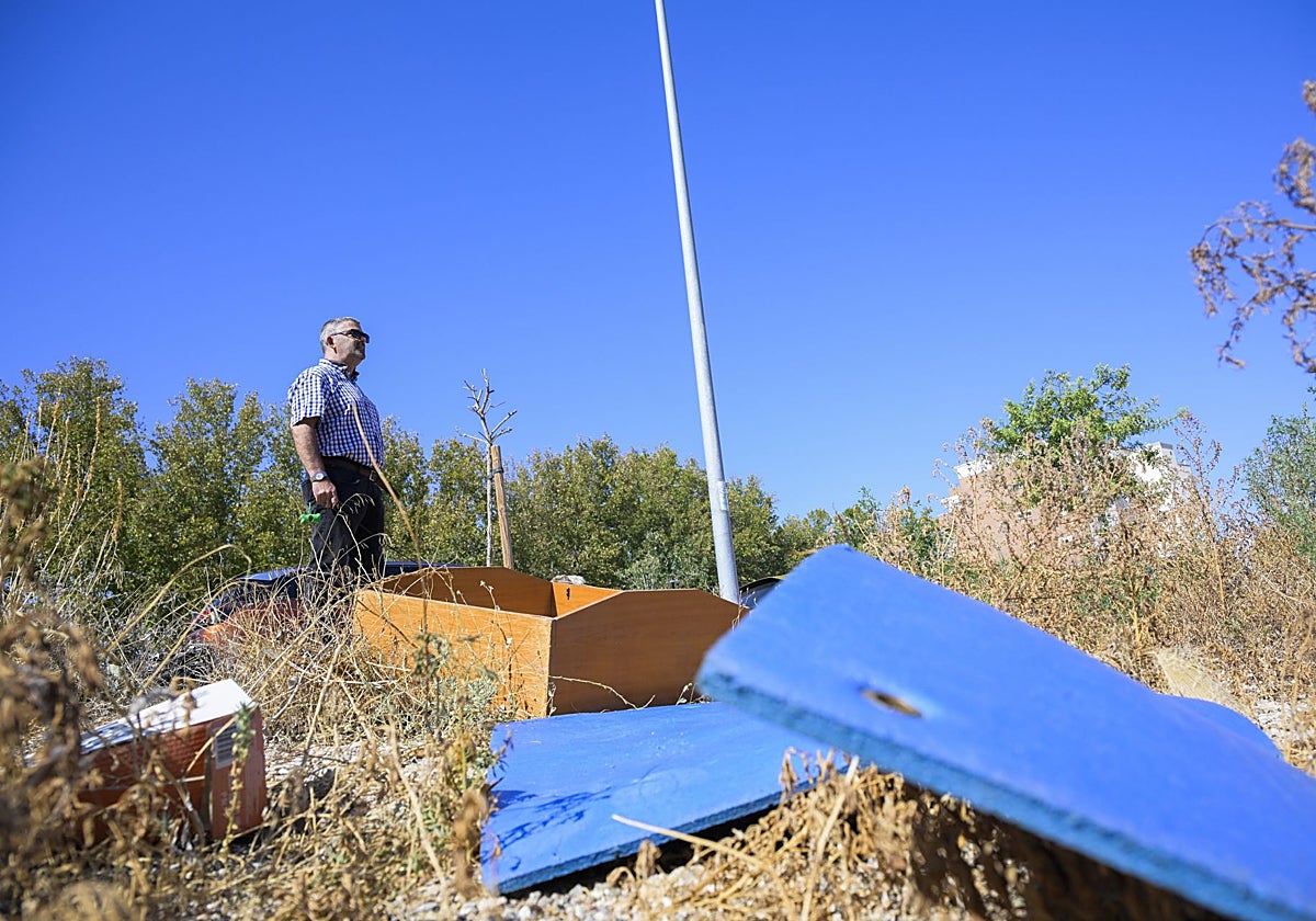 Uno de los puntos de depósito de residuos, aparatos eléctricos y muebles, días atrás y semiocultos entre la maleza.