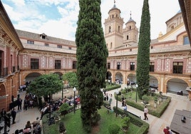 Renovado aspecto del claustro del monasterio de los Jerónimos.