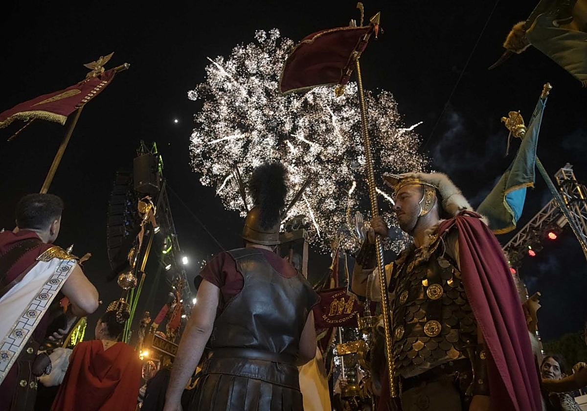 Tropas y Legiones asisten al castillo de fuegos artificiales posterior al apagado el fuego sagrado.