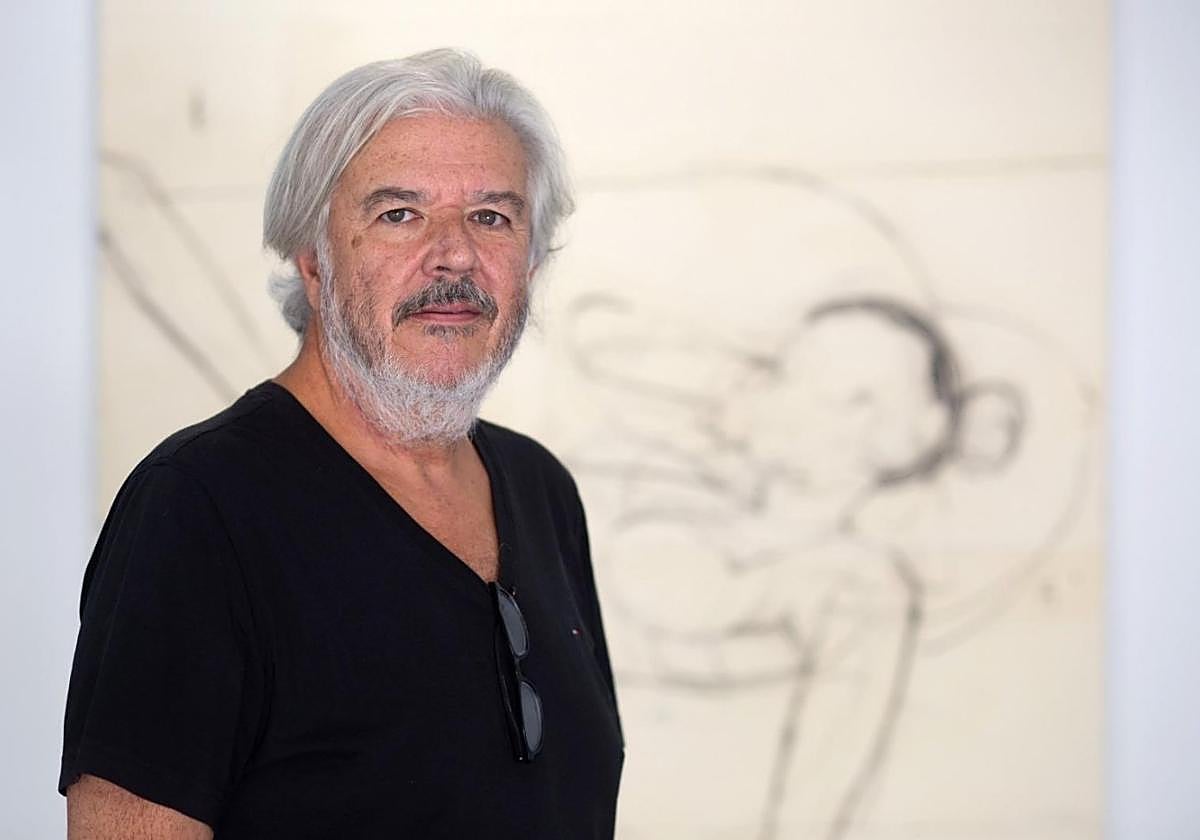 Último retrato. Antonio Arco delante de una obra de Antonio Ballester, en el Centro Cultural Las Claras.