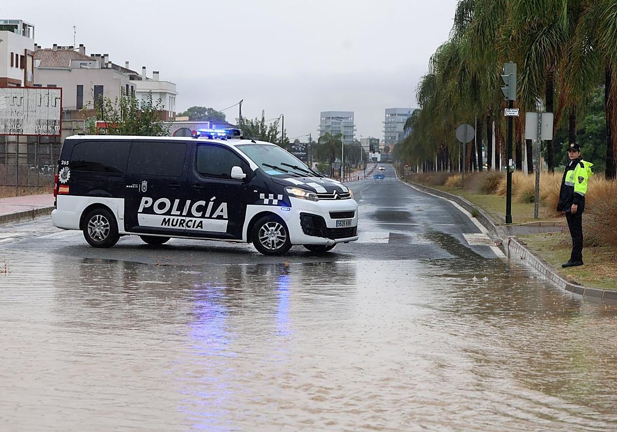 La avenida Reino de Murcia, este lunes, cortada.