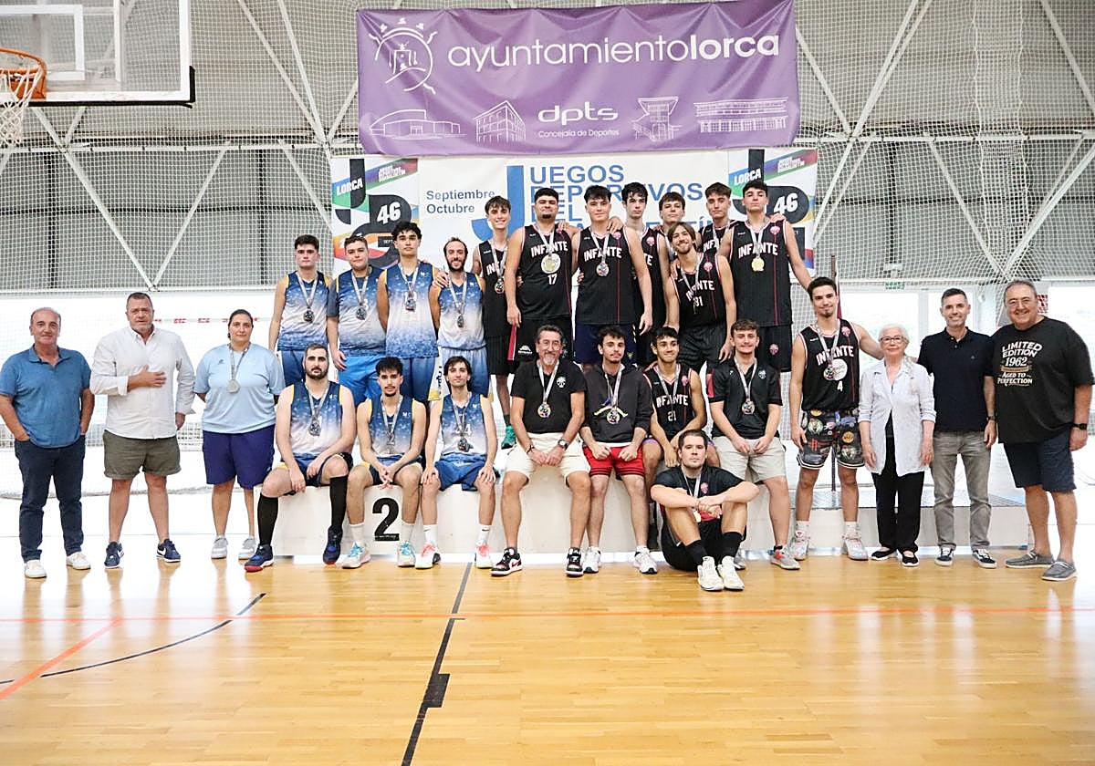 Pódium con los equipos ganadores.