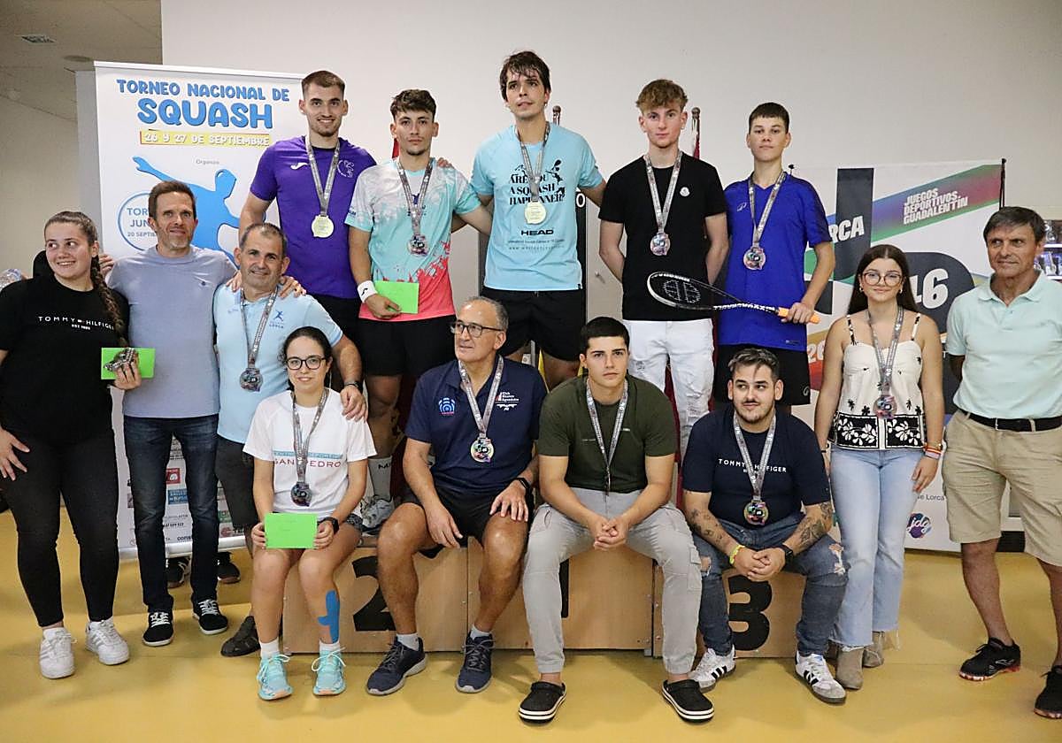 Pódium con todos los ganadores.