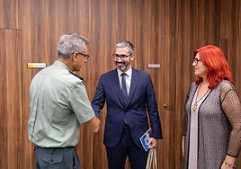 Francisco Pulido, Francisco Lucas y Amelia Corominas, este lunes, en la Delegación del Gobierno.