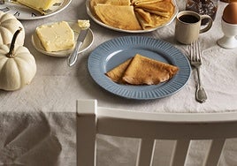 La mezcla mágica para acabar con las arrugas del mantel al instante: solo necesitas dos productos.