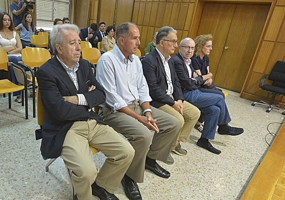Antonio Cerdá, Manuel Alfonso Guerrero, Joaquín Bascuñana, José María Ródenas y María Antonieta Fernández, en el banquillo de la Audiencia Provincial.